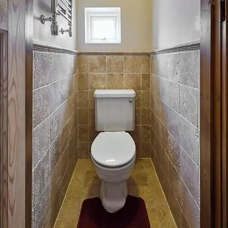 Cromwell House, Sleeps 8, Location *