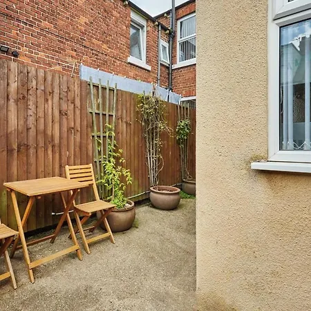 Cromwell House, Sleeps 8, Location * Файли