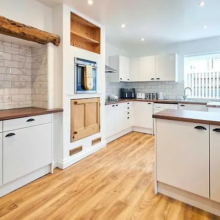 Cromwell House, Sleeps 8, Location