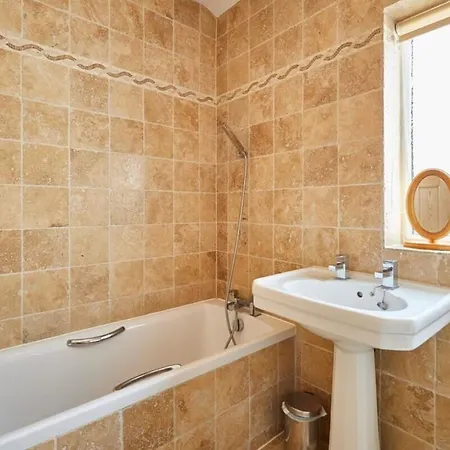 Tatil Evi Cromwell House, Sleeps 8, Location